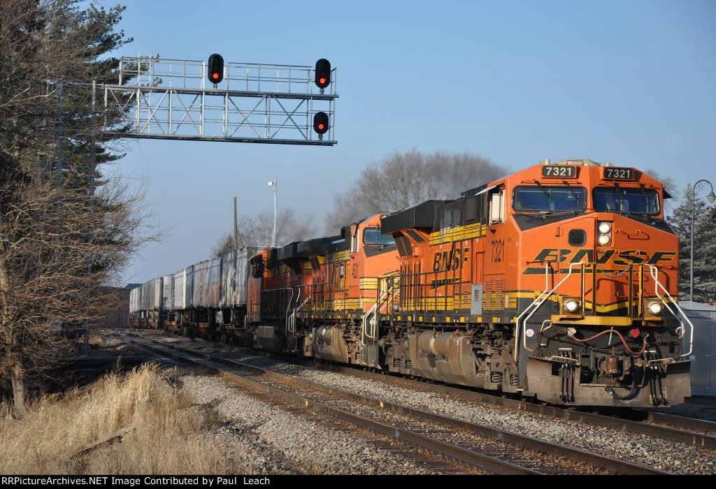 Intermodal rolls east over the diamonds